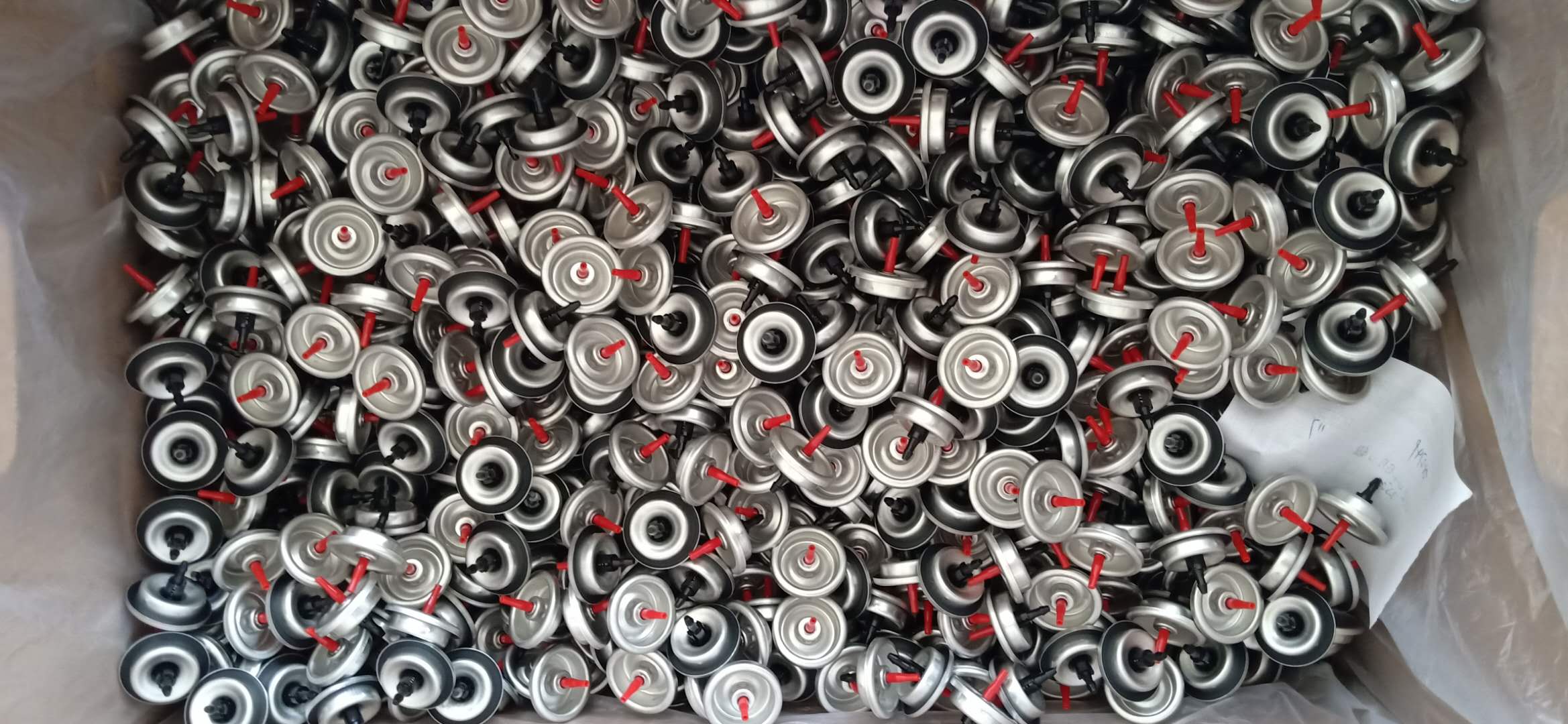 zaw&oacute;r do napełniania zapalniczki butanowej w aerozolu